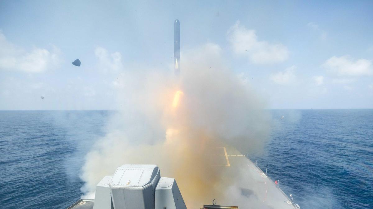 Un míssil Tomahawk és disparat des del destructor nord-americà USS Spruance