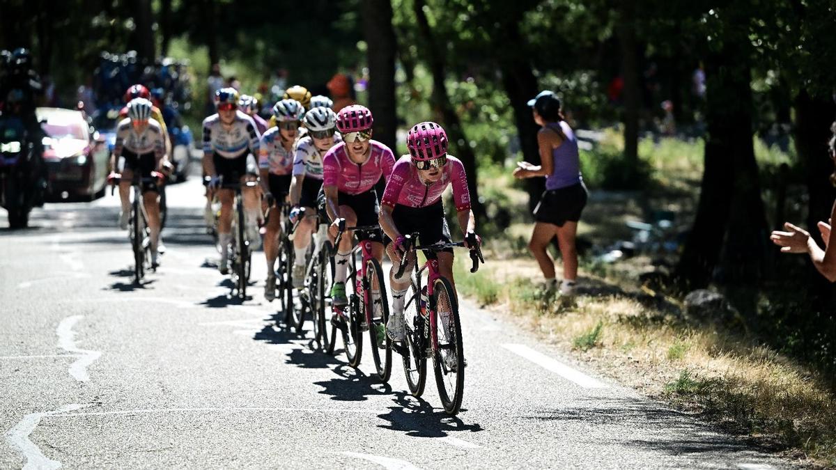 El grup de les favorites, amb Blasi darrere, a les primeres rampes del Mont Ventoux