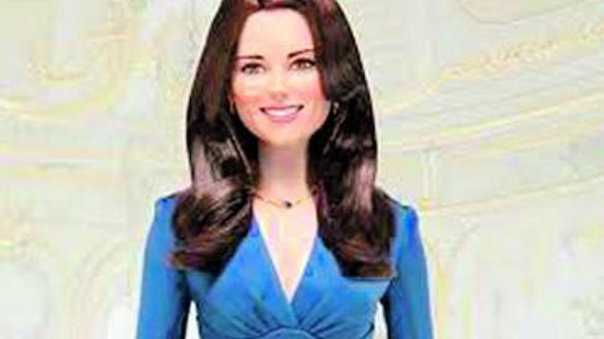 La muñeca que imita a Kate Middleton el día de su pedida de mano; a la derecha, la auténtica Kate, con su prometido, Guillermo de Inglaterra. / agencias