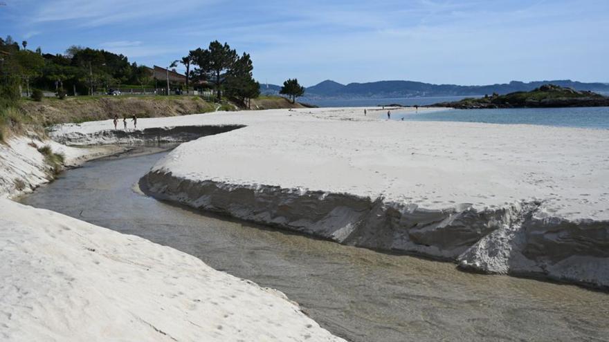 El impacto de los temporales obliga a redoblar las reparaciones en varias playas de Sanxenxo