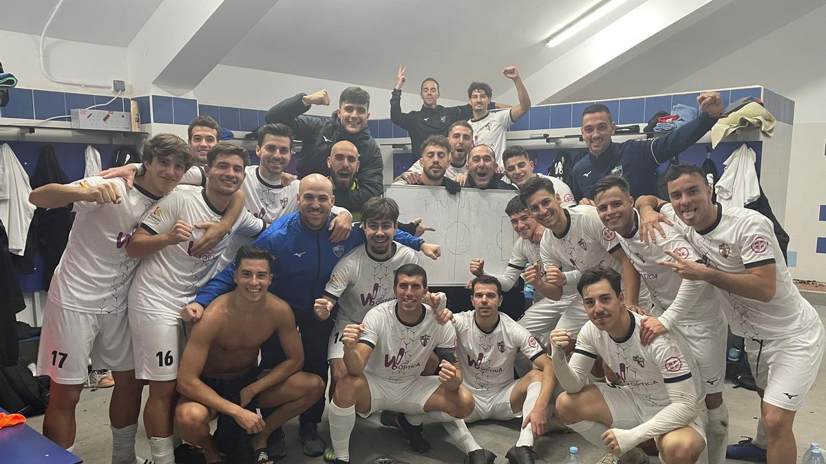 El cuerpo técnico y futbolistas del Pozoblanco celebra la victoria ante el Cartaya.