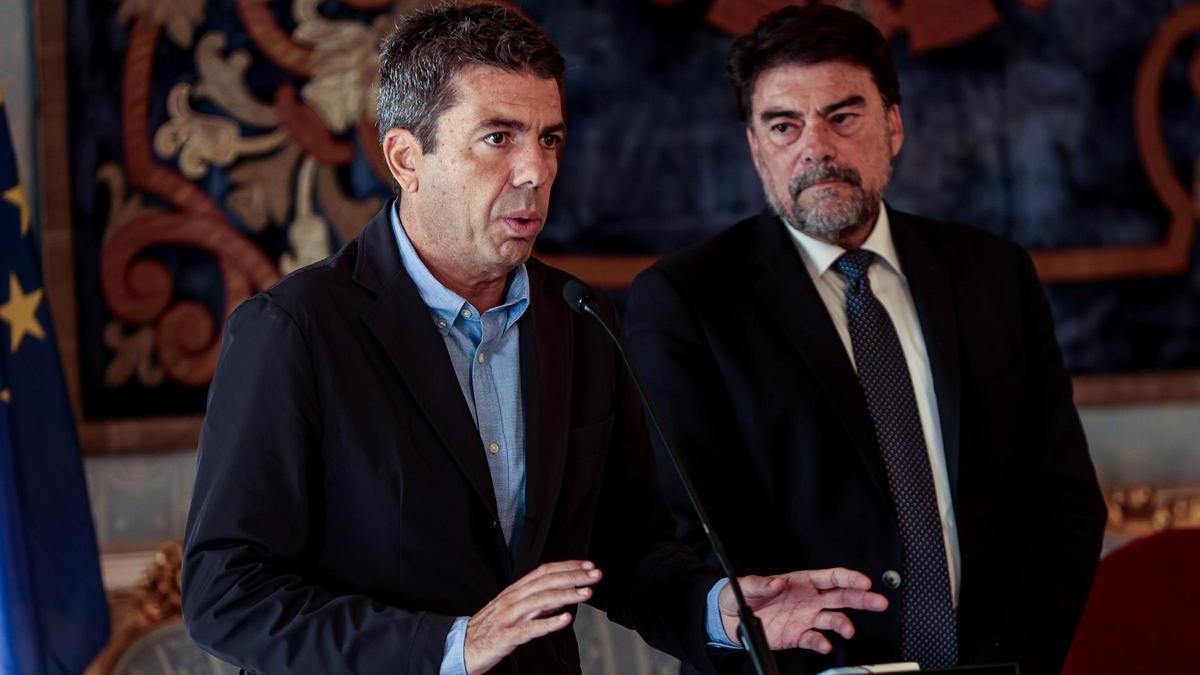 El presidente de la Generalitat, Carlos Mazón, en una atención a medios, ante la mirada del alcalde de Alicante, Luis Barcala, en una imagen de archivo.
