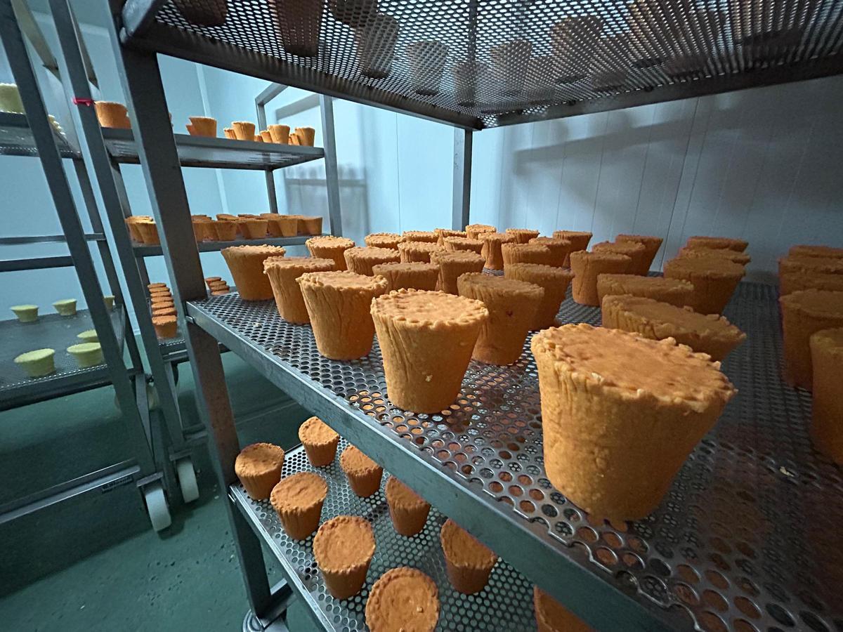 EN IMÁGENES: La quesería La Arquera y El Guaje, de Salas, "a pleno rendimiento" en la producción de Afuega'l Pito