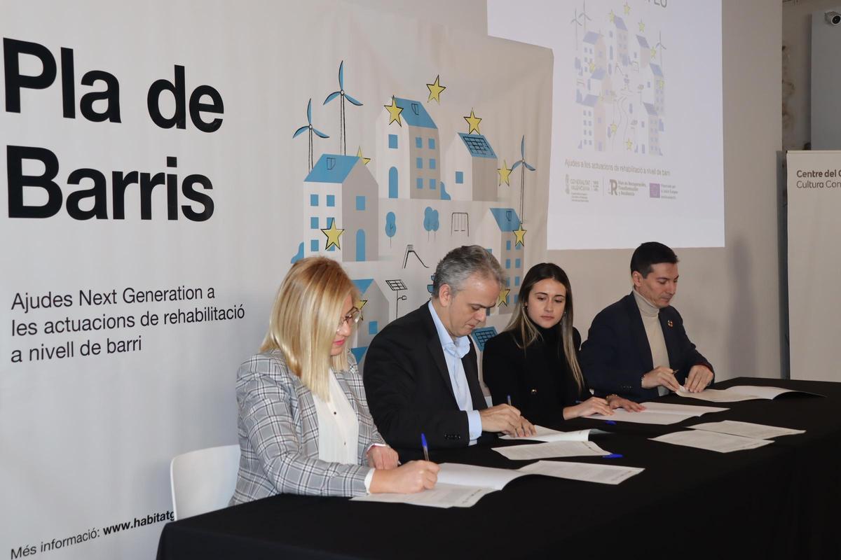 La firma del convenio a cargo de la alcaldesa de Petrer, Irene Navarro, y el conseller de Vivienda y Arquitectura Bioclimática, Héctor Illueca.