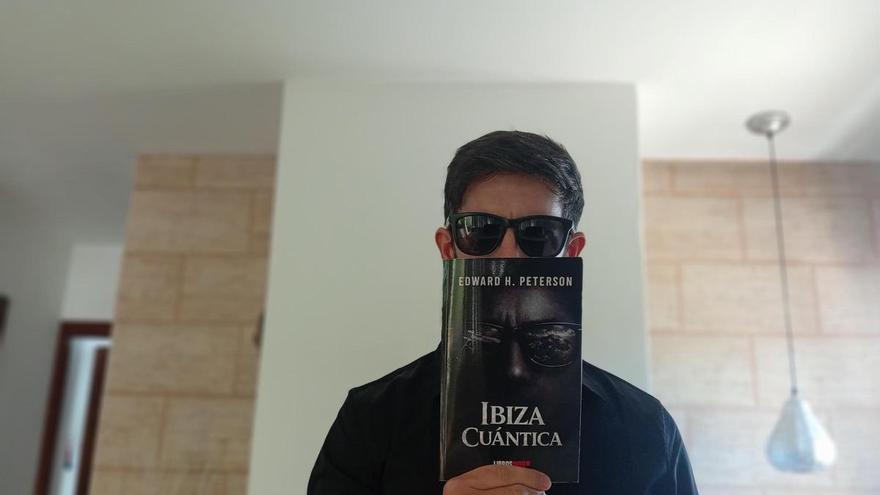‘Ibiza Cuántica’, un ‘thriller’ con mafia local, protagonista ‘empeltat’ y sabor a ‘flaó’