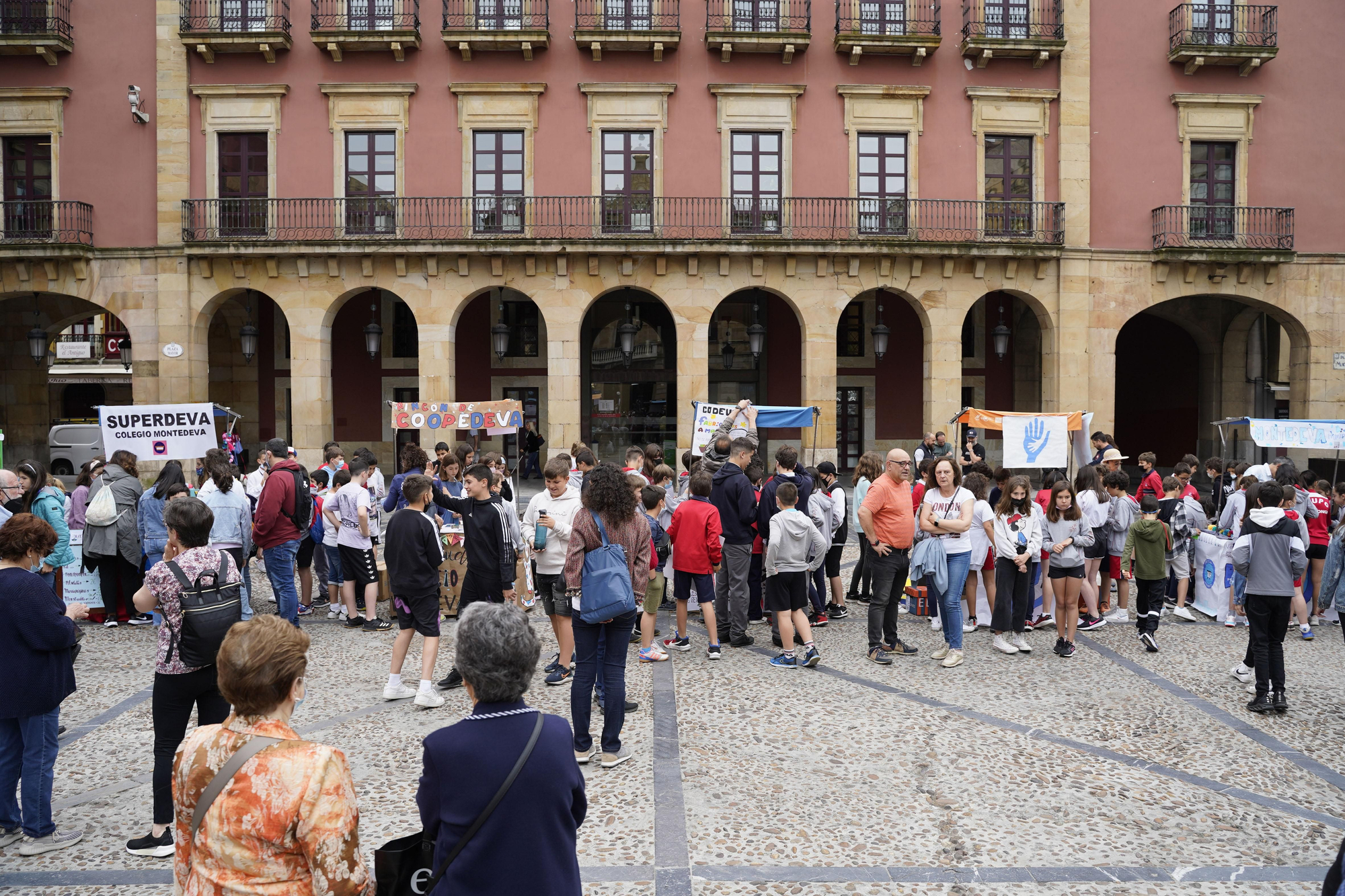 El mercado de cooperativas escolares de Gijón, en imagénes