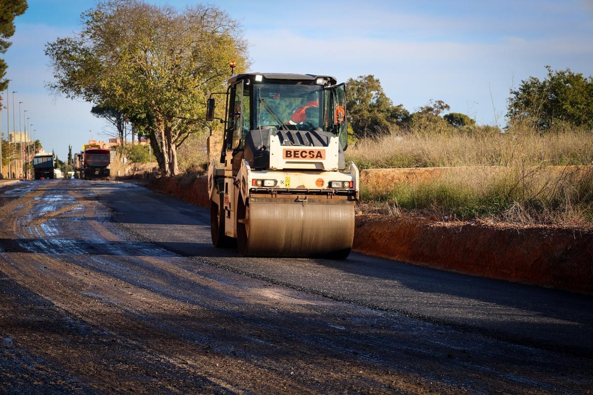 Una máquina trabaja en el asfaltado de la carretera de Alaquàs.