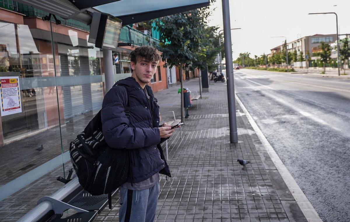 Bruno Cantizani sigue esperando a su autobús en una parada de Gavà, poco después de que Avanza reestableciese parcialmente el servicio
