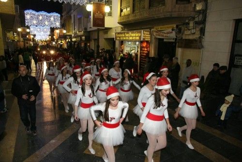 Cabalgata de la ilusión y cuento "El año que Mama Noel repartió los regalos"