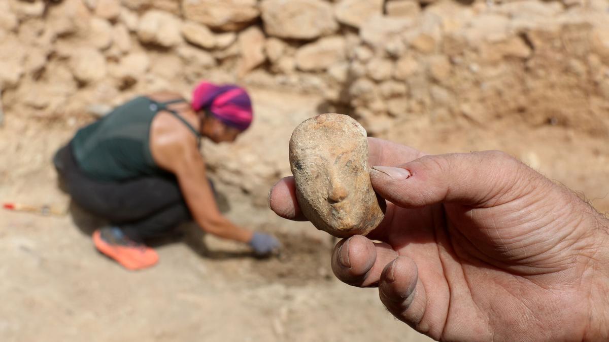 Troben un cap femení del segle VI aC que formava part d'un vas ritual a Empúries