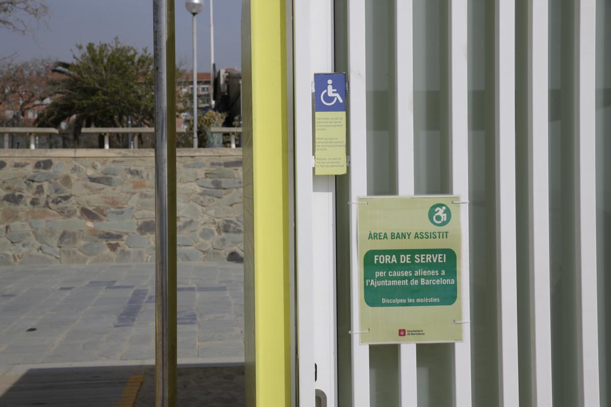 Un cartel en una caseta de baño en la playa de Nova Icària, en Barcelona.