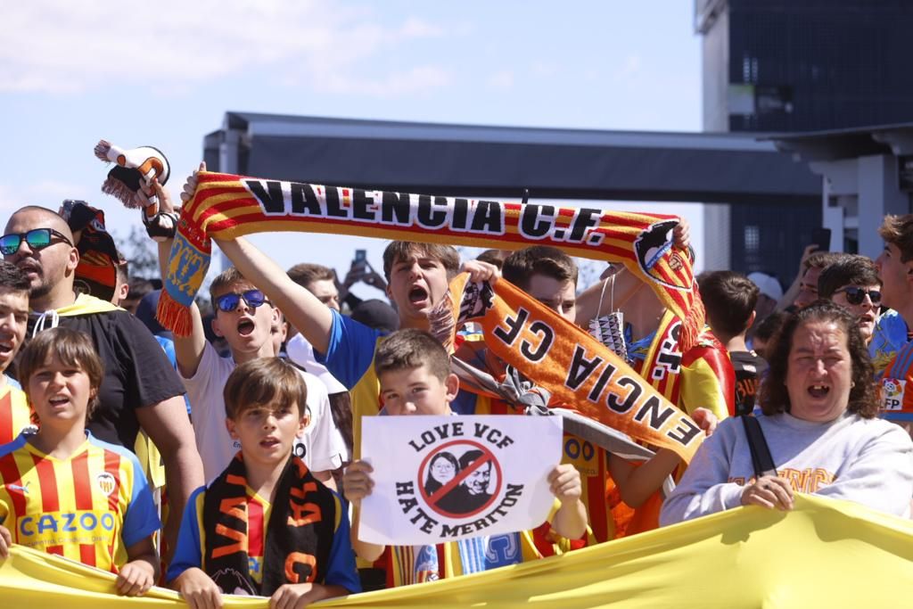 La afición del Valencia CF ante el Elche