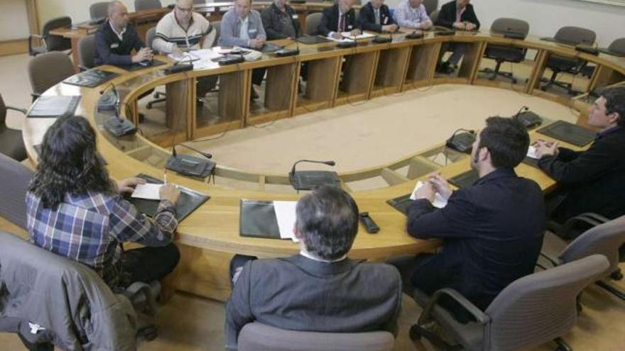 Los representantes de los cefalopoderos con los portavoces de Pesca del Parlamento gallego, ayer. / x. álvarez