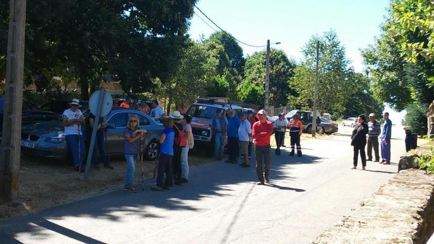 Vecinos y Guardia Civil llevando a cabo las tareas de búsqueda