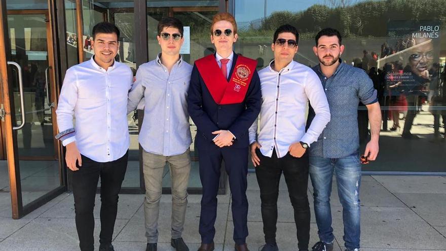 Jonathan Pérez con sus compañeros en su graduación en 2019.