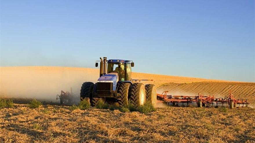 El Gobierno prohíbe traspasar tractores viejos para reducir la siniestralidad campo