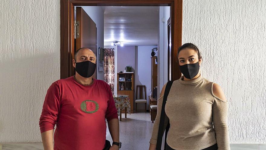 Juan Linero y su hija Alba, delante de su vivienda en García Grana, hace unos días. | PATRICIA MORENO