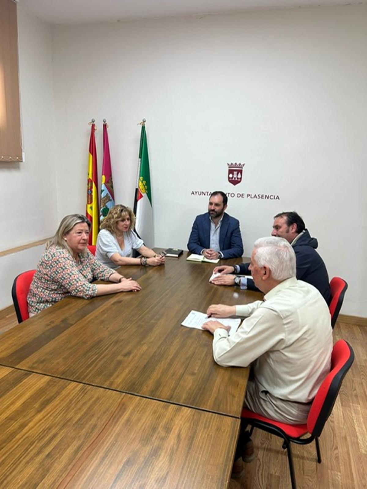 Reunión con el concejal de Vox (al fondo) de Plasencia.