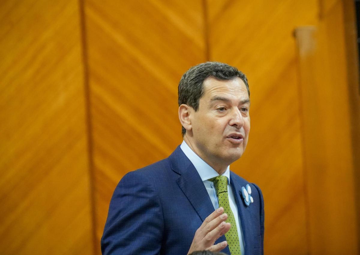 El presidente de la Junta de Andalucía, Juanma Moreno, responde a las preguntas de los grupos políticos en la sesión de control al Gobierno del Parlamento de Andalucía. A 12 de marzo de 2026 en Sevilla (Andalucía, España). Segunda jornada de Pleno, con Se