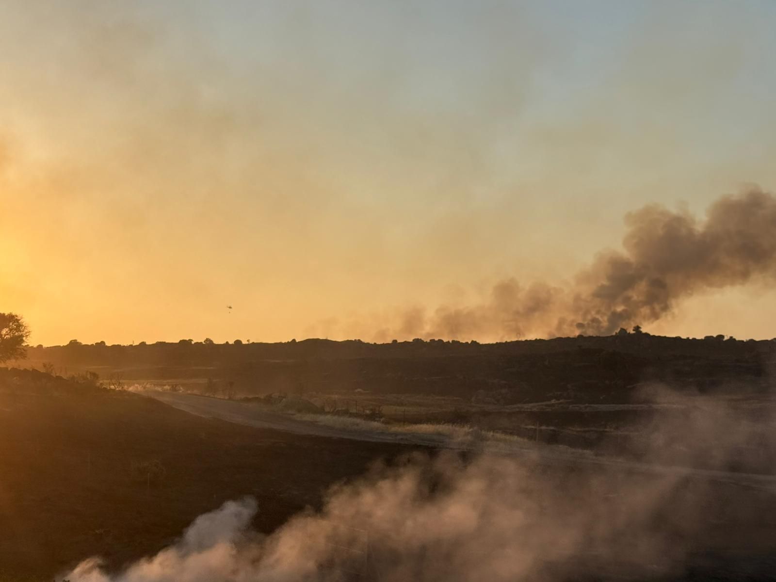 Fotogalería | Cortan la A-5 y desalojan a 18 personas de una gasolinera y tres fincas por el incendio de Trujillo.