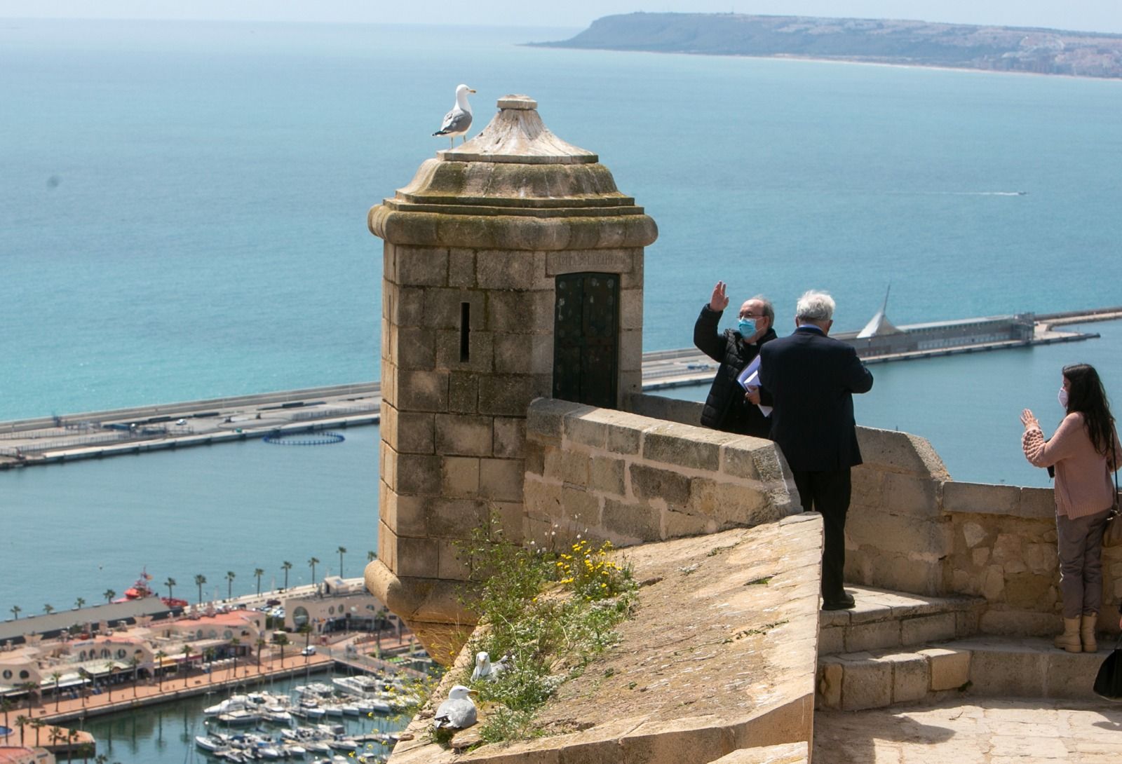 Preparativos en el Castillo de Santa Bárbara para la llegada de la Santa Faz