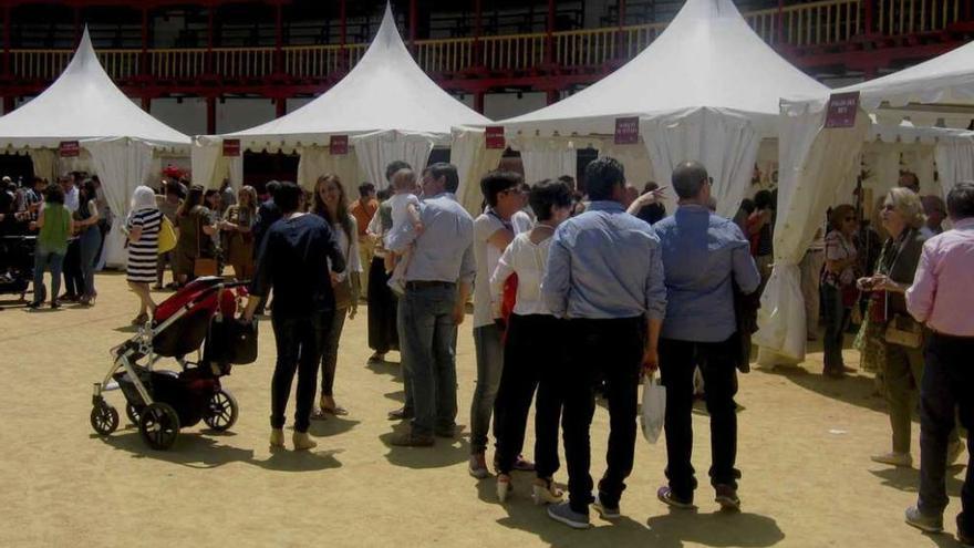 Aficionados al vino recorren los estands de las bodegas participantes instalados en la plaza de toros. Foto