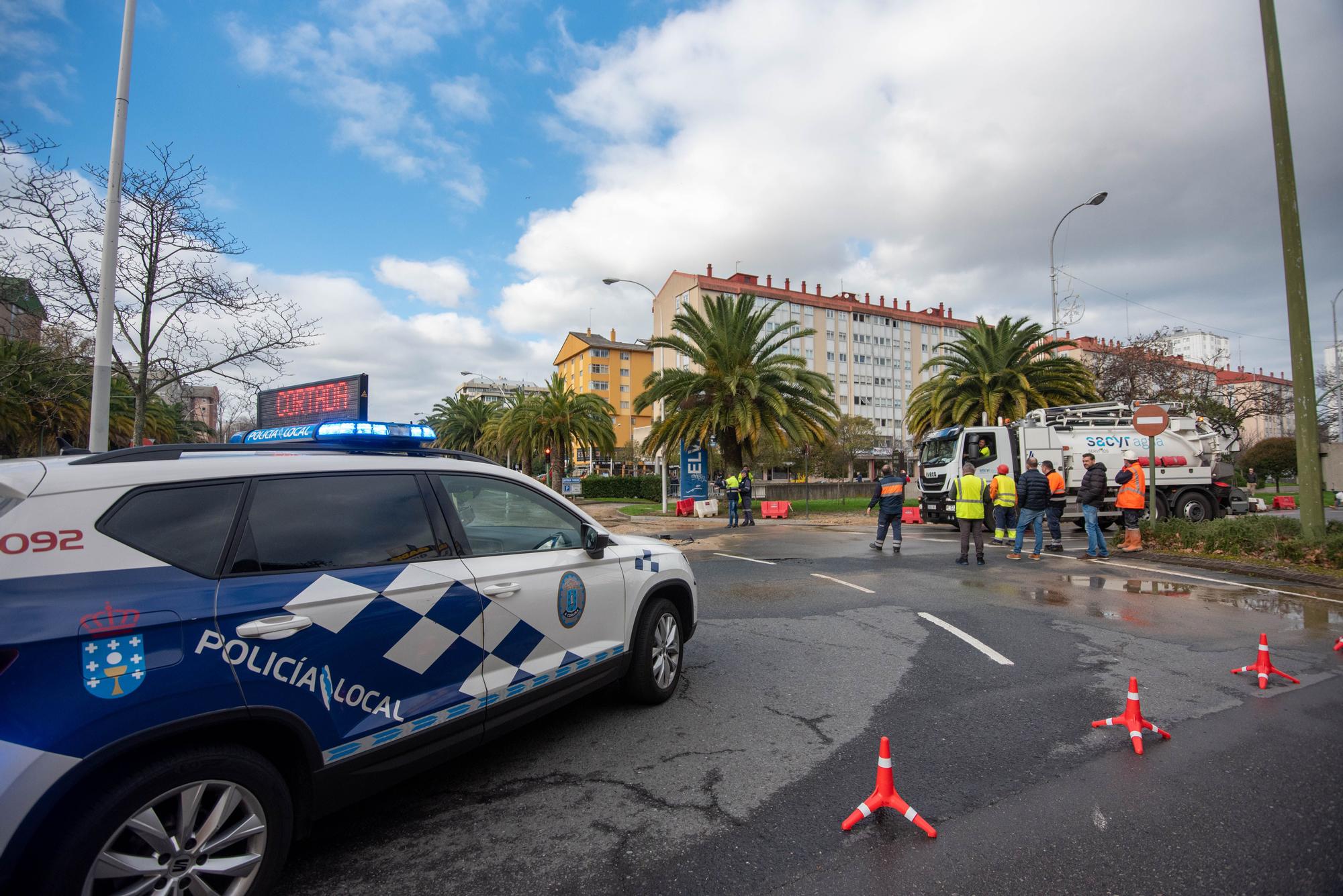 La rotura de una tubería obliga a cortar el tráfico en Monelos