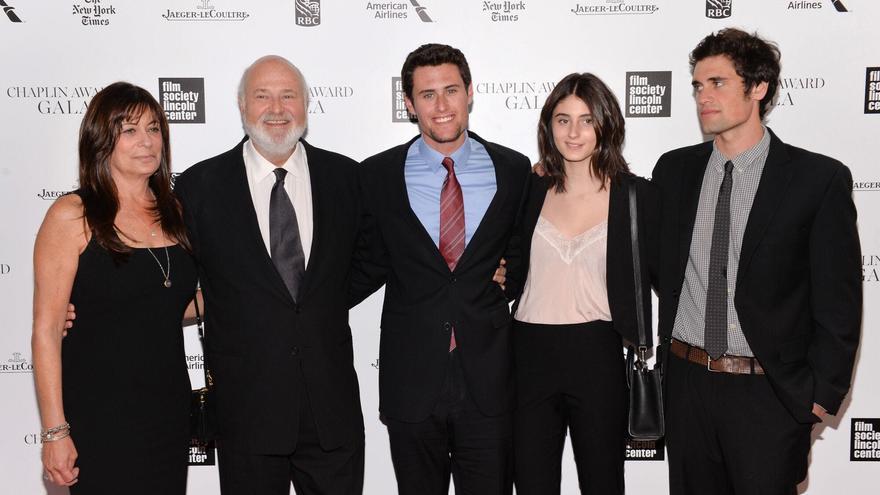 Michele Reiner i el seu marit, el director Rob Reiner, amb els seus fills: Jake, Romy i Nick, en una gala a Nova York, l’abril del 2014.