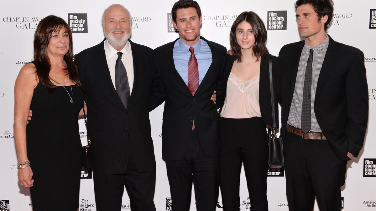 Michele Reiner y su esposo, el director Rob Reiner, posan con sus hijos: Jake, Romy y Nick, en una gala en Nueva York, en abril de 2014.