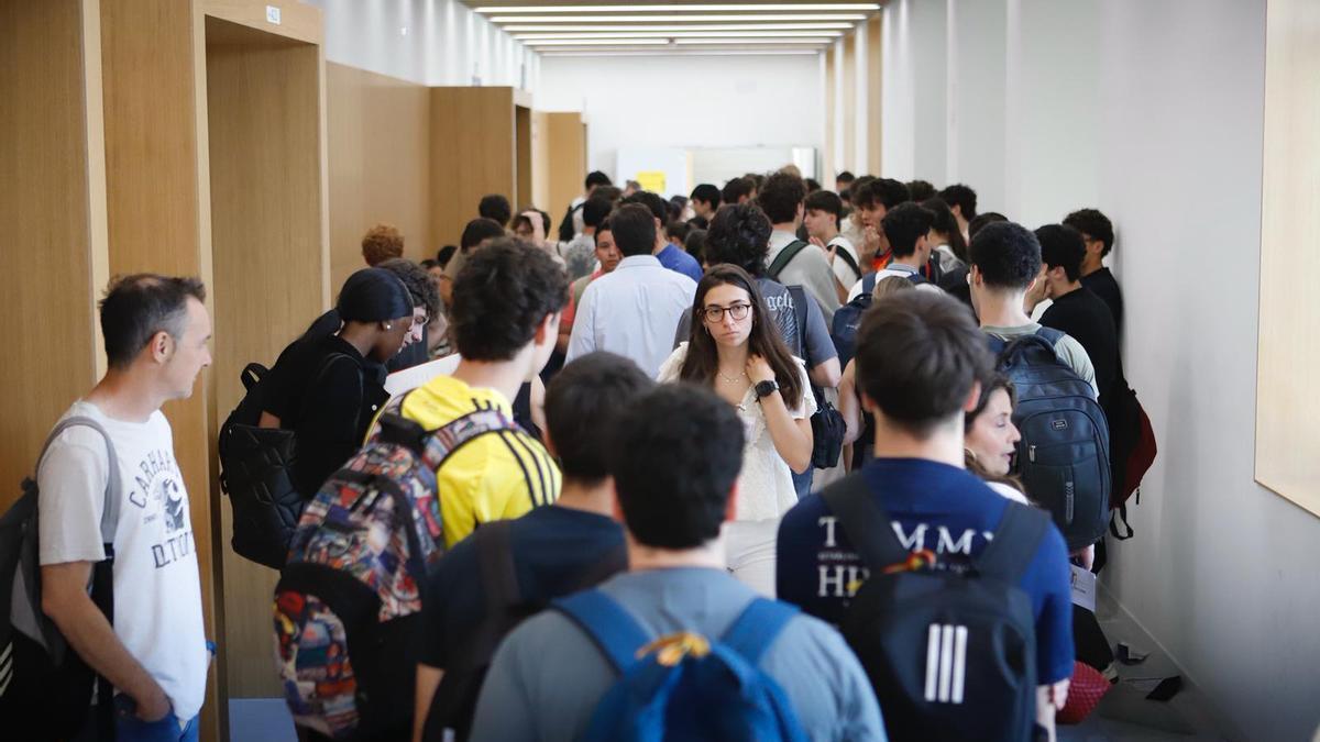 Decenas de estudiantes recién salido del examen de Matemáticas II de la PAU 2026