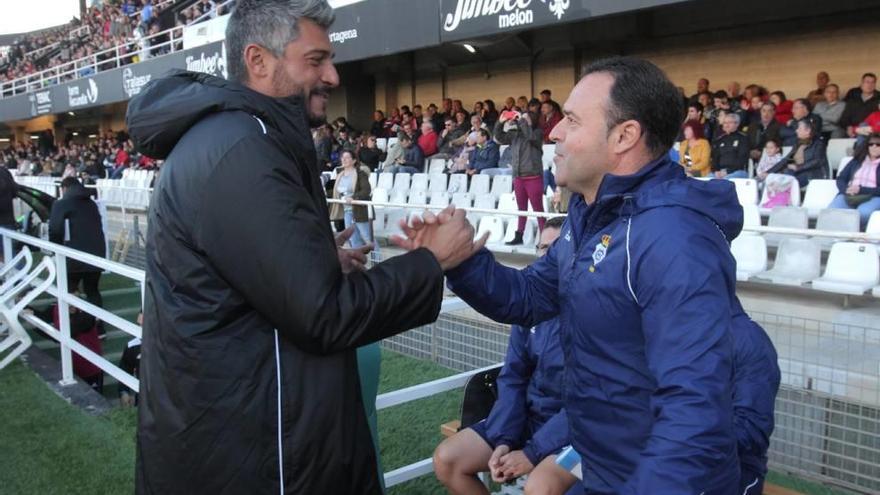 Gustavo Munúa y José María Salmerón, saludándose en el Cartagena-Recreativo.