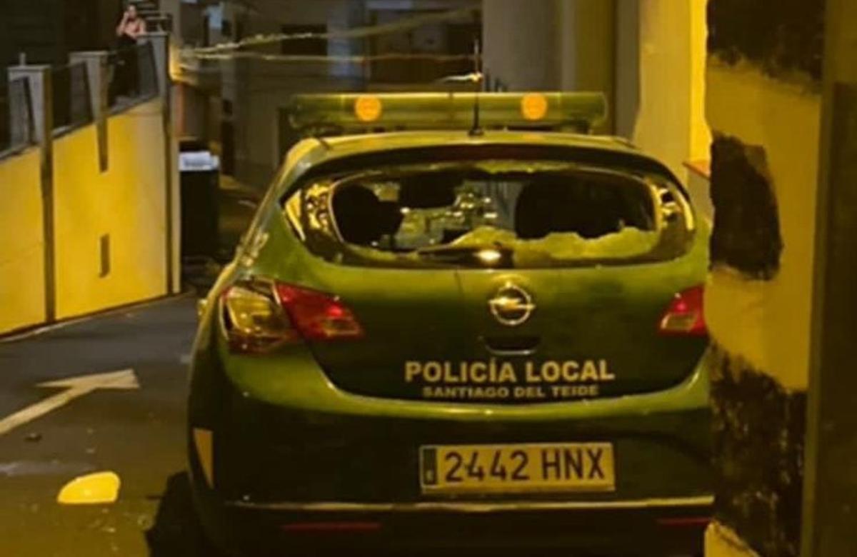 Destrozos en coche policial en Tamaimo