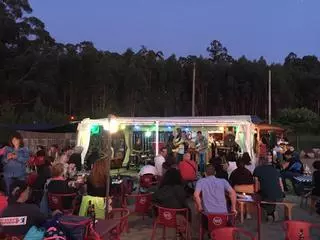 El karaoke en directo vuelve a la playa de Tuia: Músicos de La Quinta Estación, Estopa o Sabina para acompañar a quienes quieran subirse al escenario