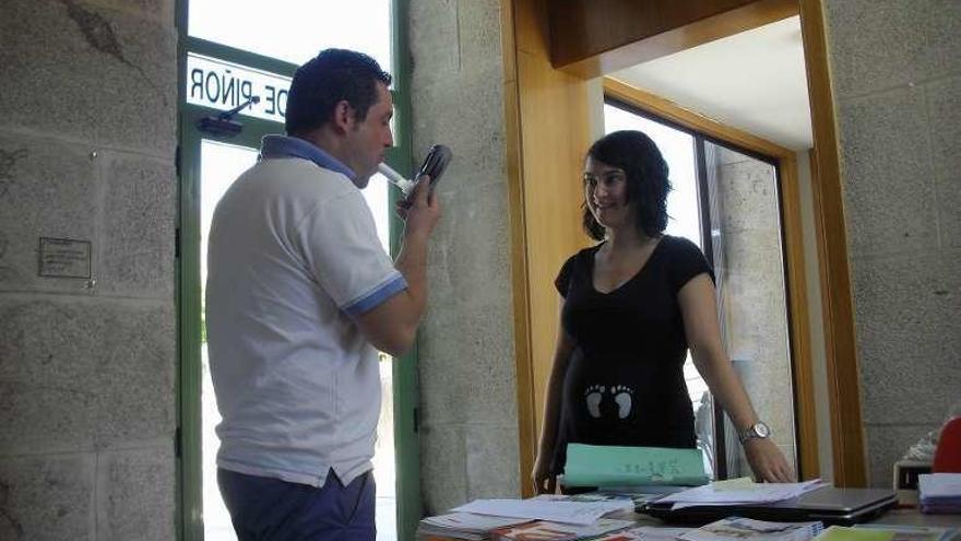 Un vecino de Piñor realiza una cooximetría en el stand. // FdV