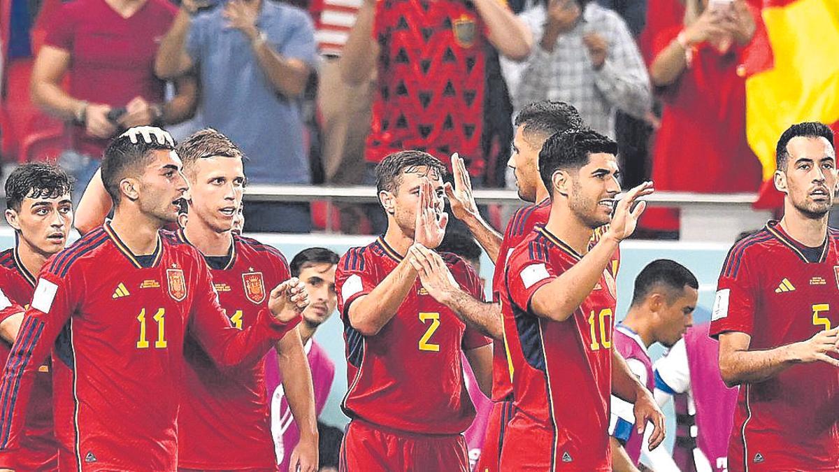 Los jugadores de España celebran uno de los siete goles que anotaron frente a Costa Rica