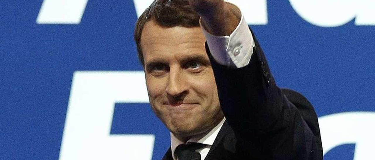 Macron celebra en París su victoria en la primera vuelta. // Efe