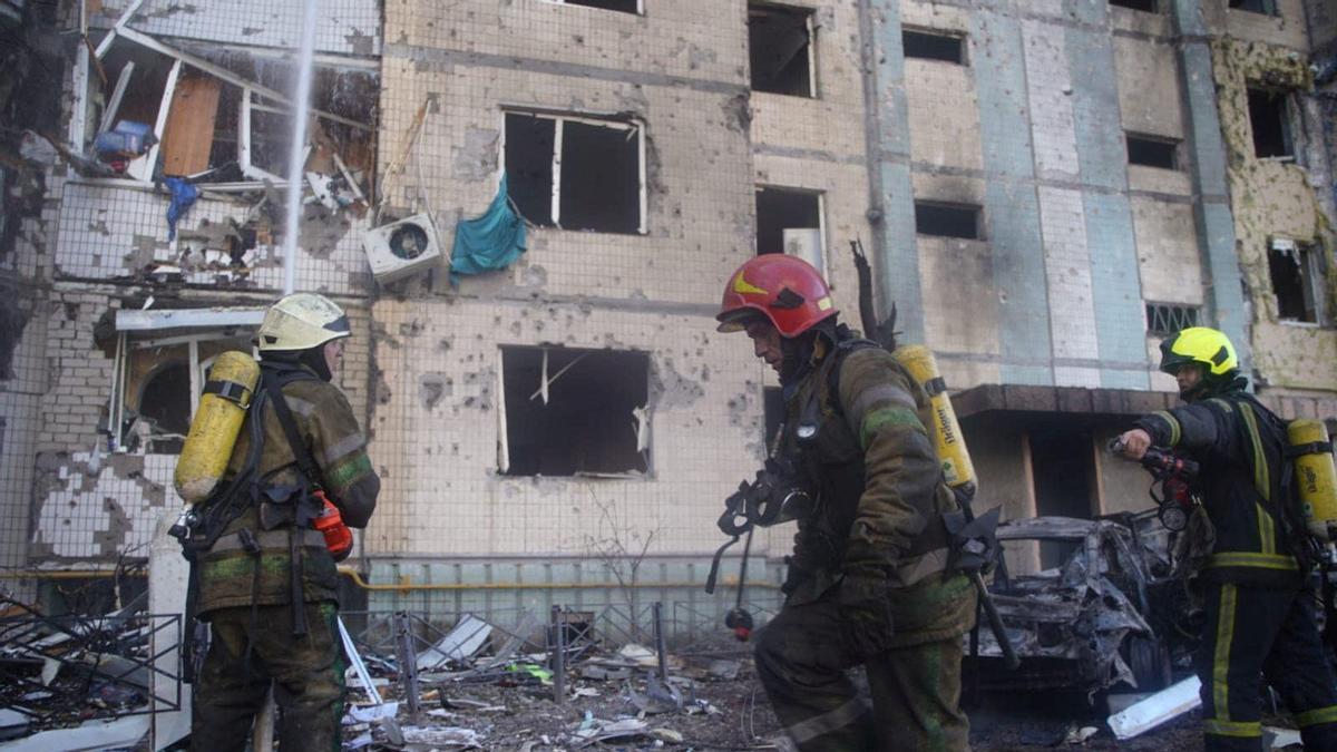 Equipos de rescate en un edificio residencial bombardeado en la ciudad de Kiev