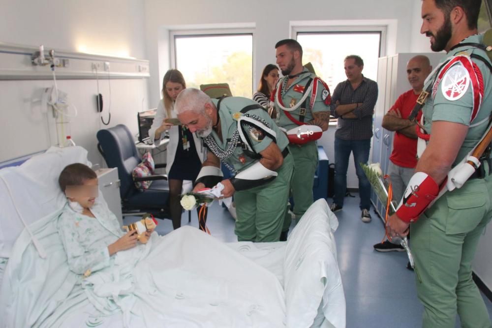 Visita de la Legión a los niños ingresados en el Hospital Materno.