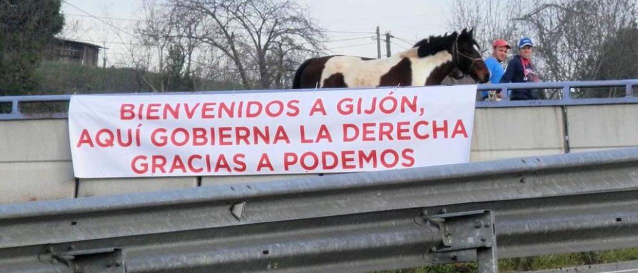 Pancarta colocada en la Autovía Minera, en el puente del Alto La Madera, antes de las elecciones.