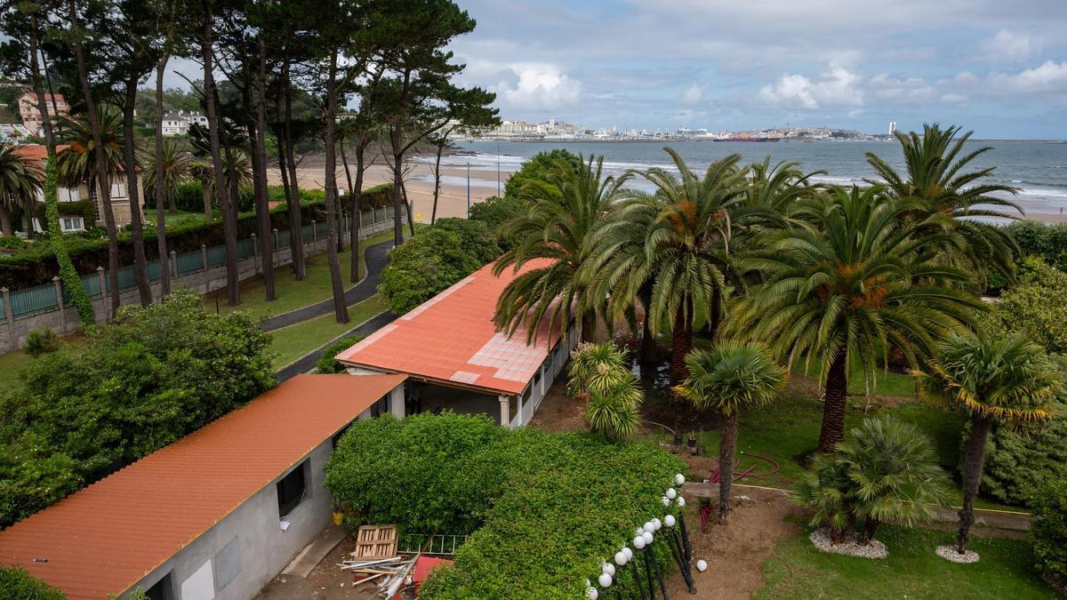 Construcciones que denuncia Oleiros, dentro de una finca al borde de la playa de Bastiagueiro.