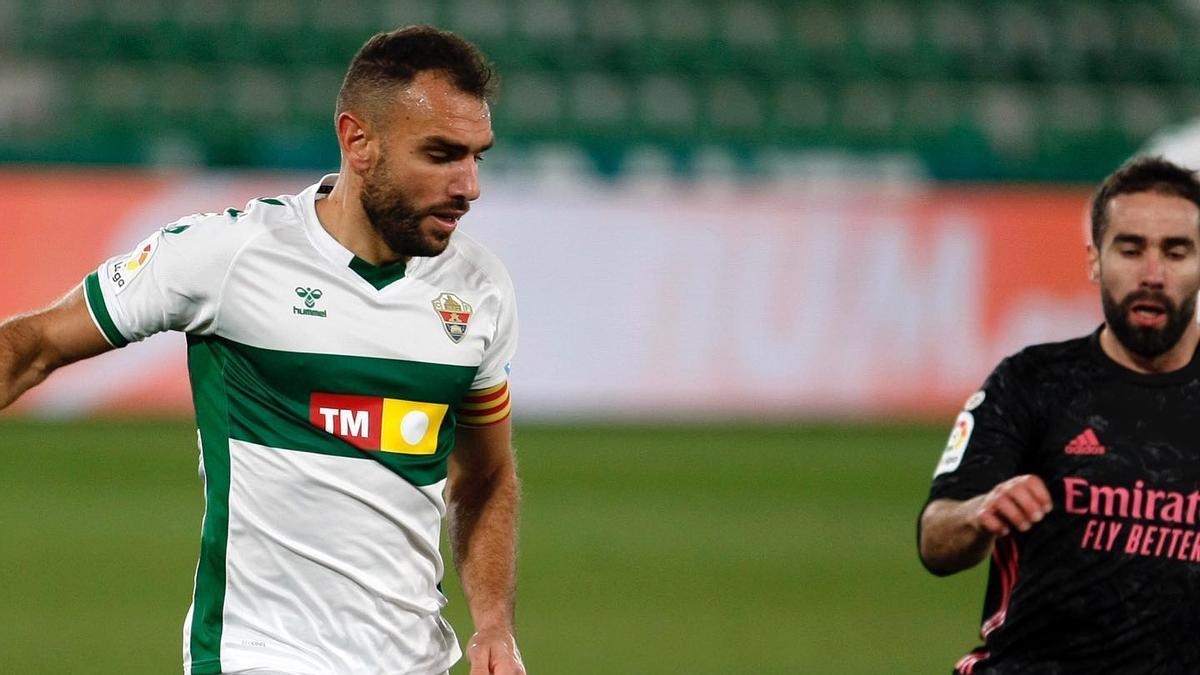 Gonzalo Verdú, junto a Carvajal, durante el partido entre el Elche y el Real Madrid