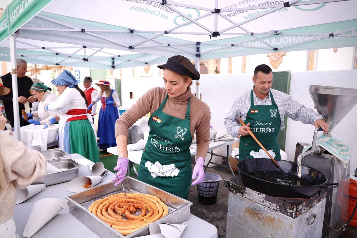 Preparación y reparto de churros en la Zambomba Navideña en el Patio Blanco de la Diputación de Córdoba junto a la AECC