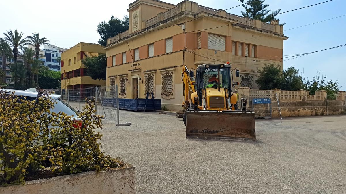 Inicio de las obras de rehabilitación del edificio de Aduanas en el puerto de Torrevieja a cargo de la concesionaria de la nueva zona de ocio