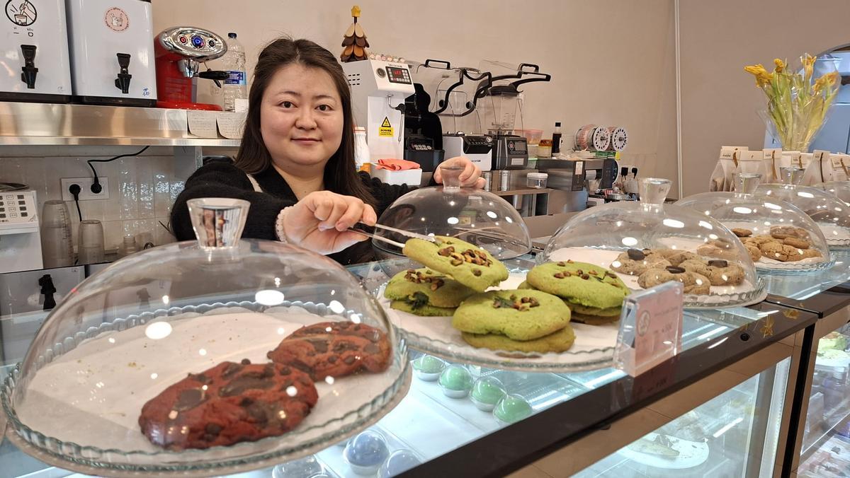 La propietària de Yikou, Lorena Zhu, mostrant productes de l'establiment