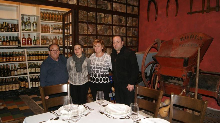 La familia Martínez, al completo, posa en su bodeguilla.