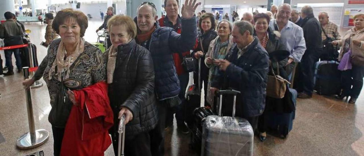 Viajeros en Peinador facturando sus maletas para un vuelo del Imserso. // Marta G. Brea