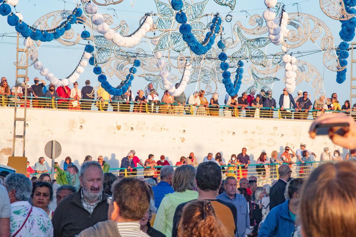 Público en el dique de Levante para asistir al encendido de la Feria de Mayo 2022