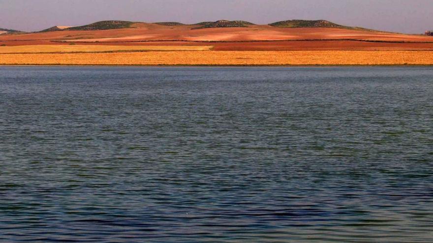 Una imagen del embalse de la Estanca de Alcañiz desde el observatorio ornitológico de las saladas. | COMARCA BAJO ARAGÓN
