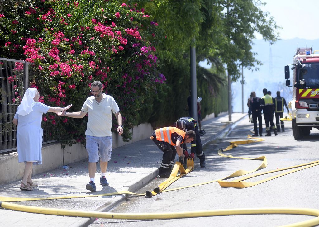 Las imágenes del incendio que ha obligado a desalojar un convento en Guadalupe