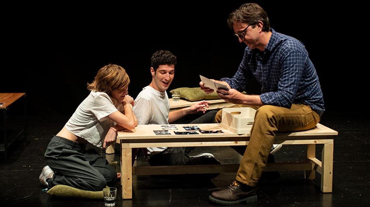 Joan Carrreras, a la derecha, junto a Laia Manzanares y Joan Marmaneu, en un momento de la obra, 'Al final, les visions'